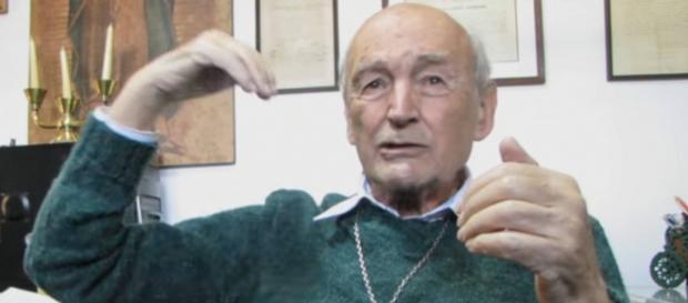 Padre Quevedo morre aos 88 anos (Foto:Tonyaxl/Wikimedia Commons/Reprodução/Veja) Padre Quevedo morre aos 88 anos (Foto:Tonyaxl/Wikimedia Commons/Reprodução/Veja)