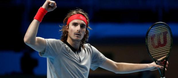 Stefanos Tsitipas, tête de série n°1, s'impose logiquement au premier tour. Stefanos Tsitipas, tête de série n°1, s'impose logiquement au premier tour.