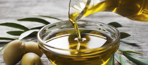 Treat chapped lips or cracked dry skin with olive oil Treat chapped lips or cracked dry skin with olive oil