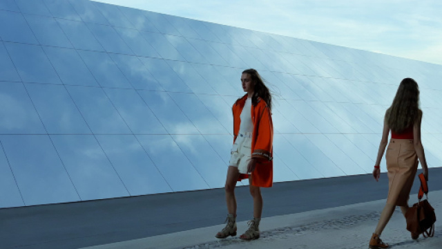 Hermès fait la part belle au cuir