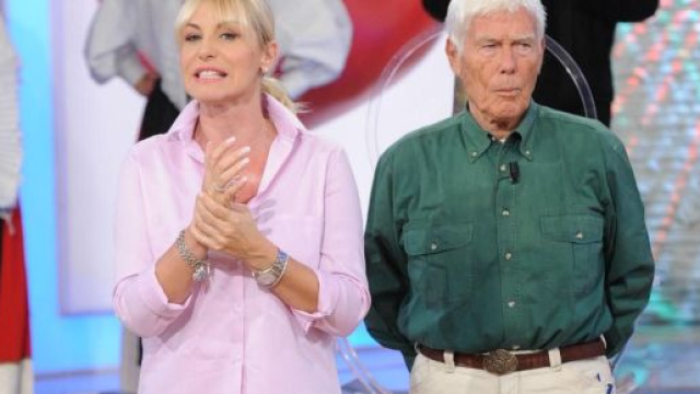 Morto Beppe Bigazzi, esperto de La Prova del Cuoco. Fu sospeso dalla Rai per una ricetta a base di gatto. L'addio di Antonella Clerici.
