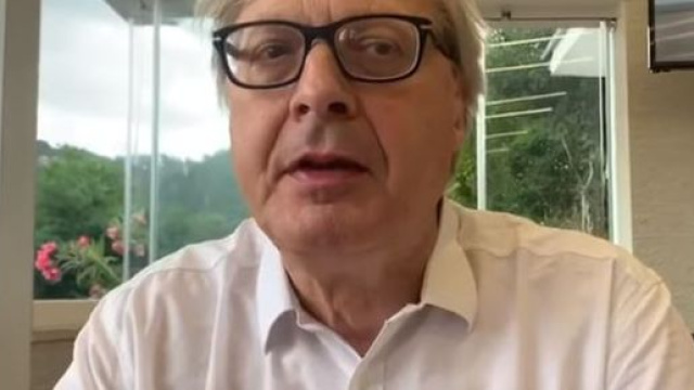 Vittorio Sgarbi continua a manifestare critiche verso il taglio dei parlamentari.