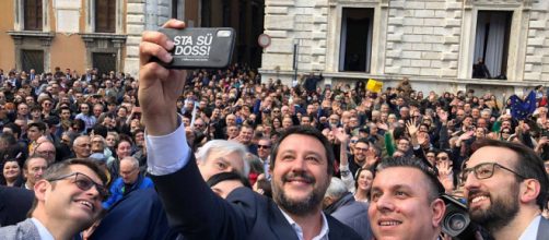 Matteo Salvini in mezzo alla folla