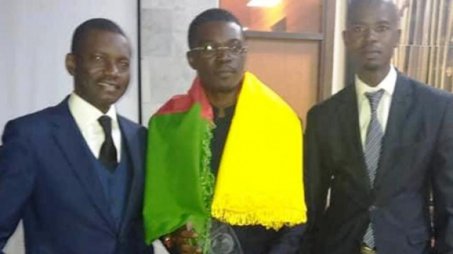 Le Dr Albert Ze recevant son prix en Côte d'Ivoire (c) Albert Ze