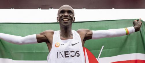 O corredor do Quênia, Eliud Kipchoge, logo após cruzar a linha de chegada em maratona da Áustria. (Arquivo Blasting News)