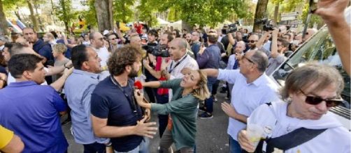 Il giornalista Filippo Roma a Napoli ha rischiato il linciaggio da parte di attivisti M5s
