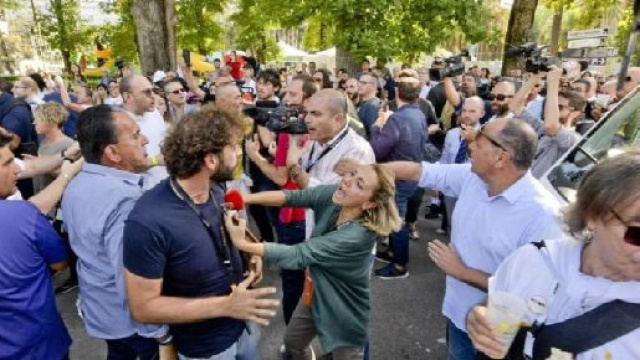 Il giornalista Filippo Roma a Napoli ha rischiato il linciaggio da parte di attivisti M5s