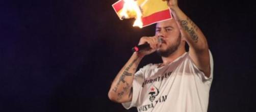 Pablo Hasel quema una bandera de España como muestra de apoyo a Valtonyc