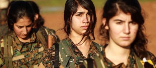 Donne soldato curde combattono in Siria