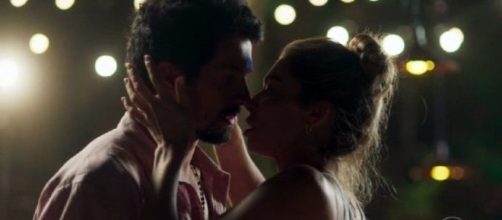 Marcos e Paloma enfim selam beijo. (Reprodução/TV Globo)