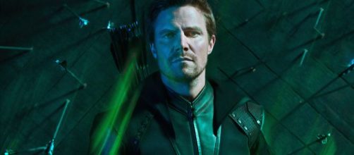Oliver Queen (Stephen Amell) Arrow 8: l'arciere inizia la sua missione per impedire la Crisi