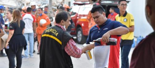 Voluntário do Unisocial auxilia perito que trabalha no local onde desabou edifício em Fortaleza (CE) . (Reprodução/Unisocial/Igreja Universal)