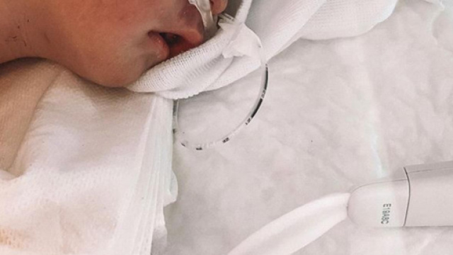 En larme Jessica partage la photo de son fils