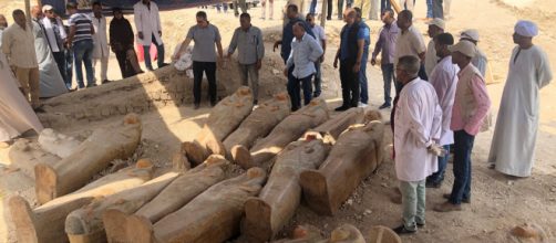 Il ritrovamento di alcuni dei sarcofaghi (via Twitter del profilo Ministry of Antiquities-Arab Republic of Egypt)