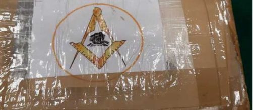 Reggio Calabria, 'Ndrangheta: trovato panetto di cocaina con simbolo della massoneria