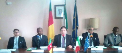 L'ambassadeur d'Italie au Cameroun et le ministre des PME lors de la semaine de la Gastronomie à Yaoundé (c) Odile Pahai