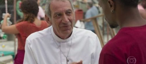 Padre Paulo conversa com Ramon em 'Bom Sucesso'. (Reprodução/TV Globo)