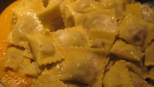 La ricetta dei ravioli con ricotta, crema di zucca e funghi.