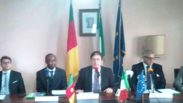 L'ambassadeur d'Italie au Cameroun et le ministre des PME lors de la semaine de la Gastronomie à Yaoundé (c) Odile Pahai