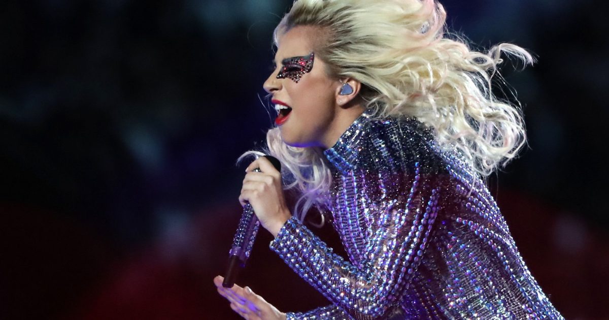 Lady Gaga sufre una caída en un concierto en Las Vegas