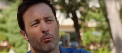 Steve (Alex O'Loughlin) has a talk with Eddie to prompt him to ask the vet on a date on "Hawaii Five-O." [Image source:SpoilerTV-YouTube]