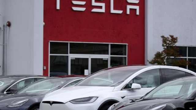 Des Tesla garées devant un batiment Tesla