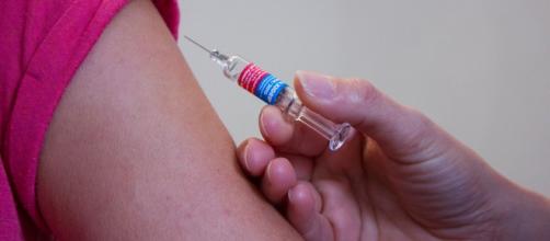 Vacina contra ebola, epidemia que causa alta mortalidade, começa a ser aplicada na África. (Reprodução/Pixabay)