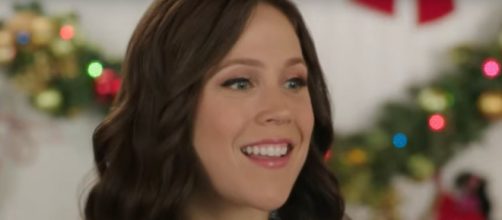 Erin Krakow of "When Calls the Heart" shows support for Princess Meghan and wished for a pillow, [Image source: HM&M-YouTube]