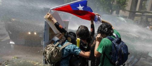 I cileni tornano in piazza per protestare contro le manovre del governo