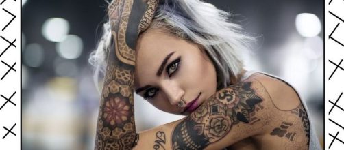 I tatuaggi sono un fenomeno di massa (13,8% donne, 11,7% uomini) ma pochi conoscono i rischi associati ai pigmenti usati per questi decori.
