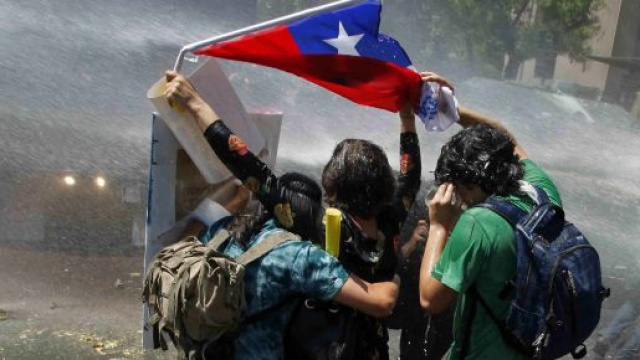 I cileni tornano in piazza per protestare contro le manovre del governo