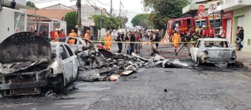 Avião de pequeno porte cai em bairro residencial de BH; três morrem. Reprodução/G1