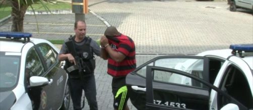 Suspeito é preso pela polícia no Rio de Janeiro. (Reprodução/Rede Globo)