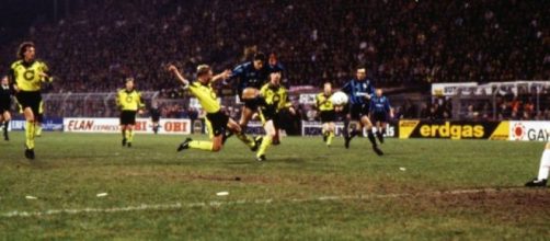 Wim Jonk in gol contro il Borussia Dortmund nella Coppa Uefa della stagione 1993/94