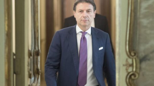 Manovra, il Cdm trova l'intesa sul carcere agli evasori, ma slitta a luglio l'obbligo del Pos e le sanzioni annesse per artigiani e commercianti.