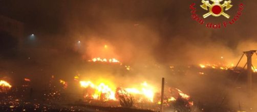 Una delle immagini degli incendi che stanno colpendo la Sardegna. La foto riguarda la situazione di Bosa. Fonte: 'Cagliaripad'