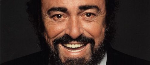 Una foto di archivio di Luciano Pavarotti. Photo credit: Decca.