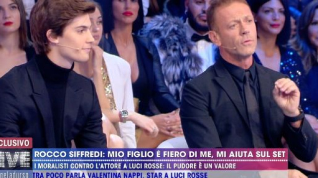 Polemica a distanza tra Selvaggia Lucarelli e Rocco Siffredi dopo un aneddoto dell'attore a luci rosse ospite a Live Non è la D'Urso.