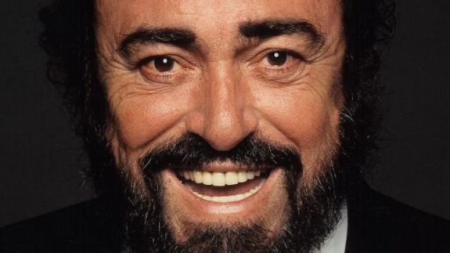 Una foto di archivio di Luciano Pavarotti. Photo credit: Decca.