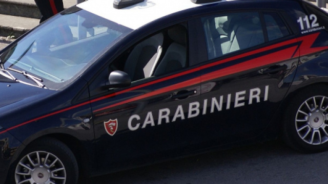 Voleva uccidere moglie e figlia, patteggia e torna a casa