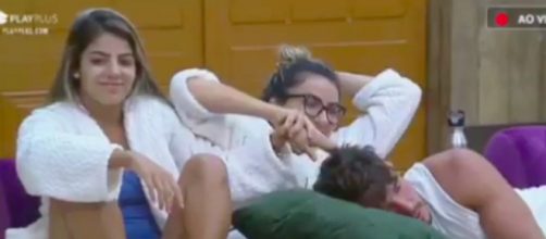 Hariany acaricia Lucas incentivada por Thayse. (Reprodução/Record TV)