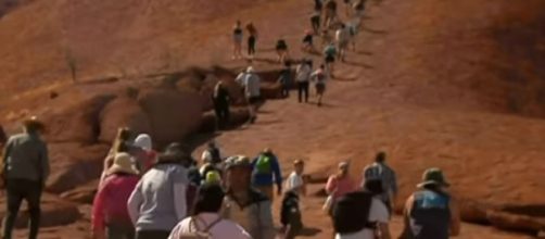 Tourists rush up Uluru for final climb. [Image source/Sky News Australia YouTube video]