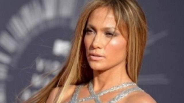 Jennifer Lopez ha raccontato ad Hollywood Reporter una molestia subita nei primi anni della sua carriera