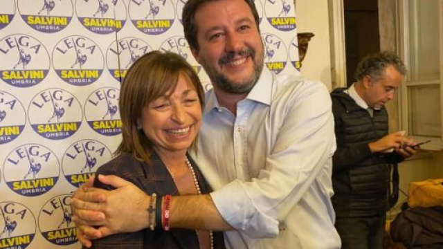 Donatella Tesei e Matteo Salvini festeggiano la vittoria alle elezioni regionali in Umbria