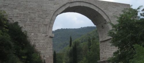 Narni, donna precipita dal ponte di Augusto. forse è gesto volontario