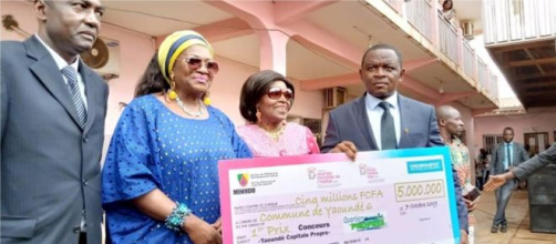 Le Maire de Yaoundé 6 Recevant son prix des mains du Minhdu Célestine Ketaca Courtès (c) Yaoundé 6