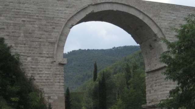 Narni, donna precipita dal ponte di Augusto. forse è gesto volontario