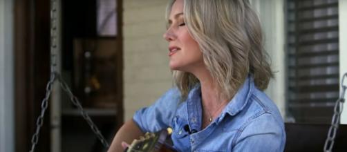 Allison Moorer has moved from music to the pages in her story of family tragedy and healing, 'Blood.' [Image source: CTM/YouTube]