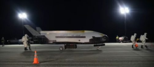 Air Force X-37B spaceplane successfully returns to earth after 780-day mission. [Image source/CBS Evening News YouTube video]