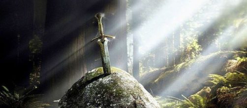 Archeologia, trovata una spada conficcata in una roccia in un fiume in Bosnia